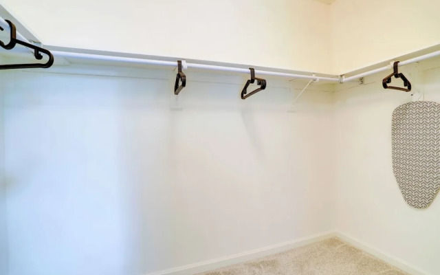 Modern Spacious Apt Crystal City