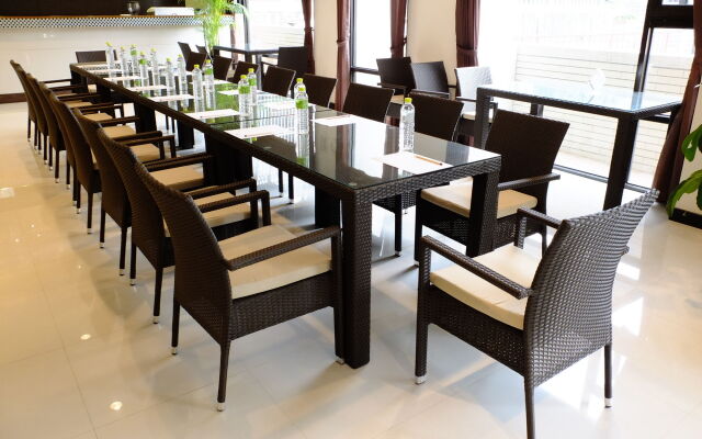 F Hotel - Sanyi