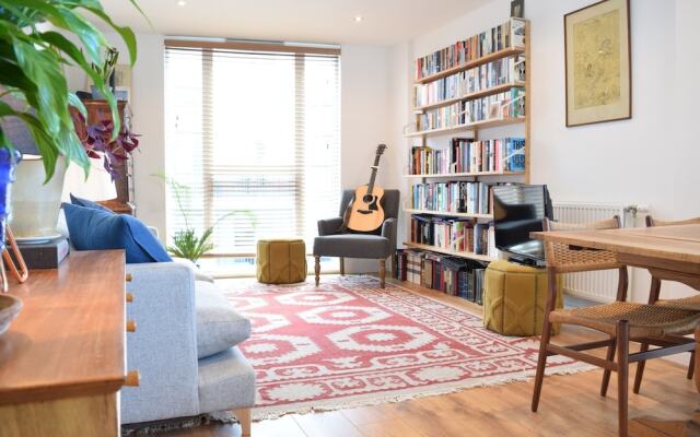 1 Bedroom Apartment With Balcony Near Regent's Canal