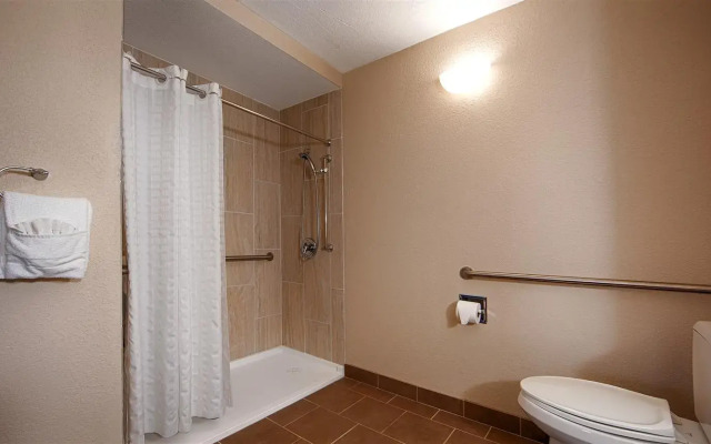 Clarion Pointe Independence - Kansas City