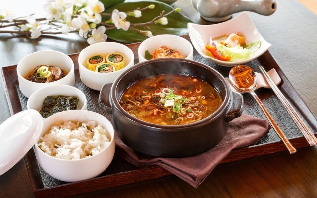 Hanok stay NAMWONYECHON by Kensington