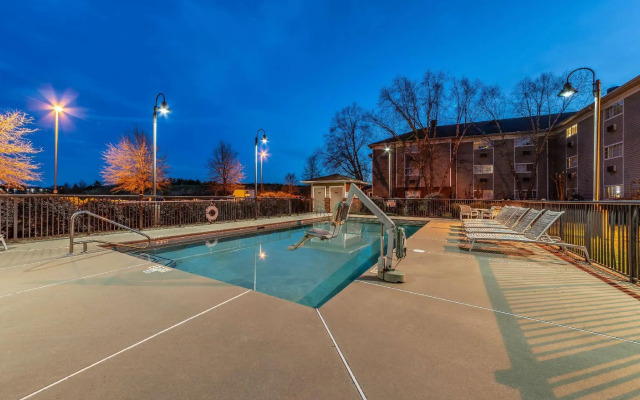 HomeTowne Studios & Suites by Red Roof Charlotte - Concord