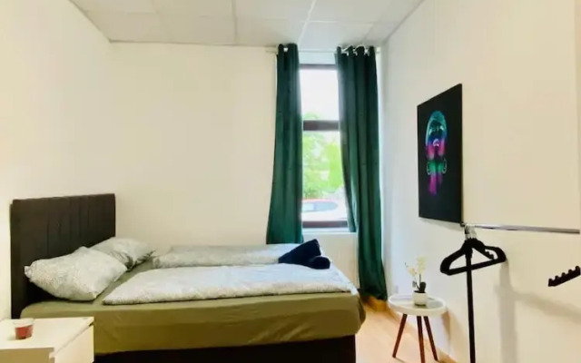 Stylish Shared 3-Bedroom Stay Near City