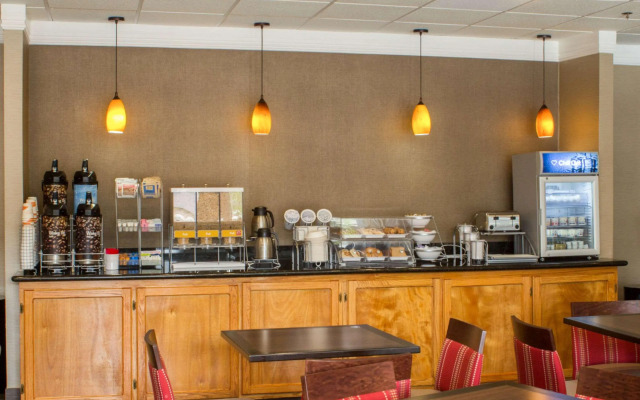 Comfort Suites Visalia Convention Center