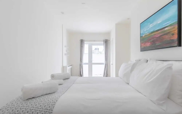 Beautifully Presented 2BD Flat W/patio- Kensington