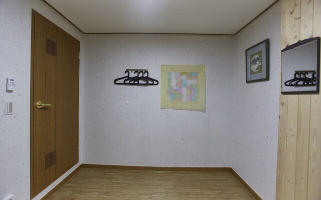 Go Woon Dang Hanok Guest House