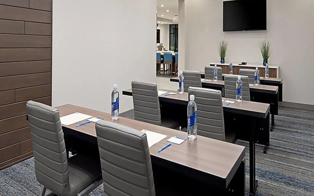 Holiday Inn Express & Suites Valencia - Santa Clarita by IHG