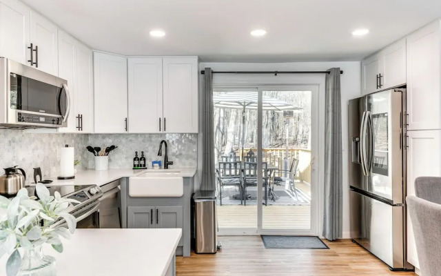 Lake & Beach Access: Bbq-ready Poconos Retreat!