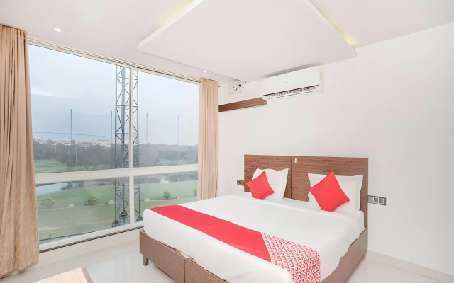 OYO 10527 Varcity Golf View