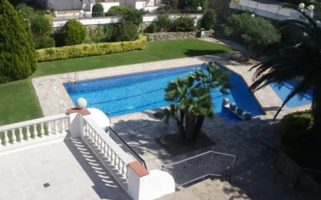 Pretty Apartment Near Roses Beach