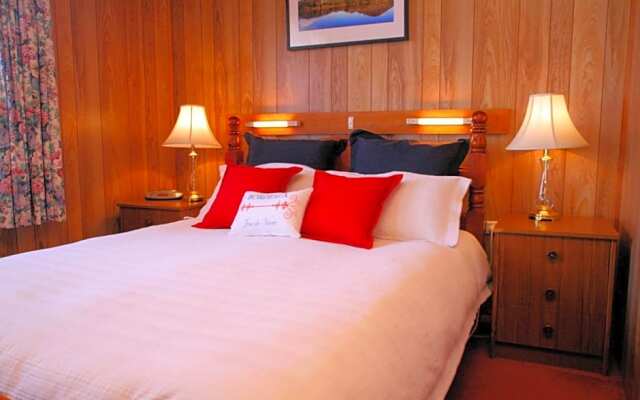 Regatta Point Tavern & Holiday Villas