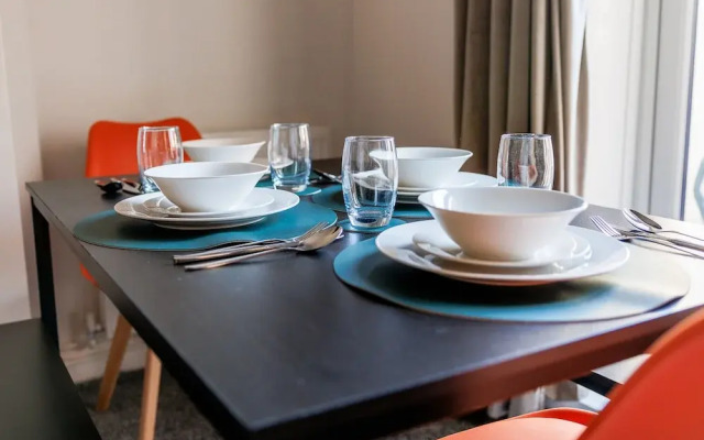 Darlington 4Bd Home: Modern Comfort & Free Parking