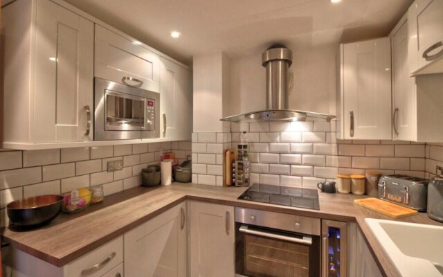 Luxury Modern Apartment With Stunning Balcony View