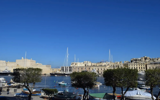 Senglea Seafront Apartment