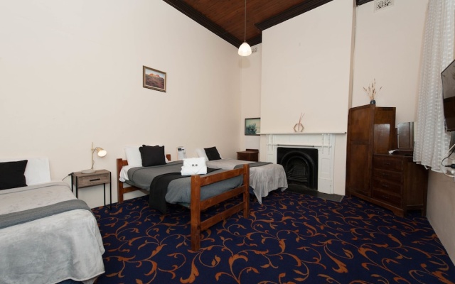 Riverina Hotel – Guest Rooms – Holbrook
