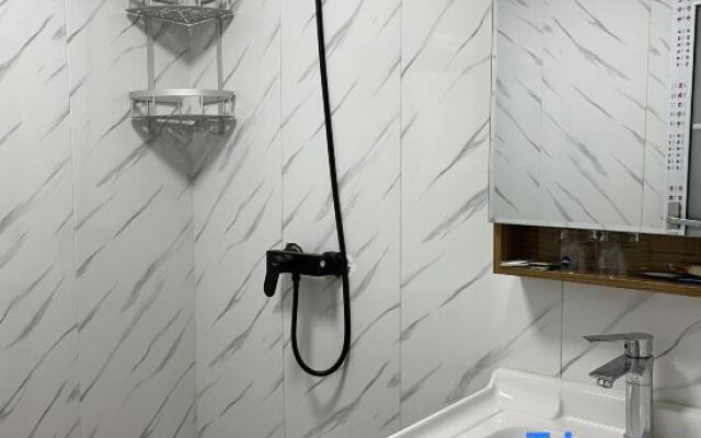 Zhouyang Youth Hotel (People's Hospital Subway Station)