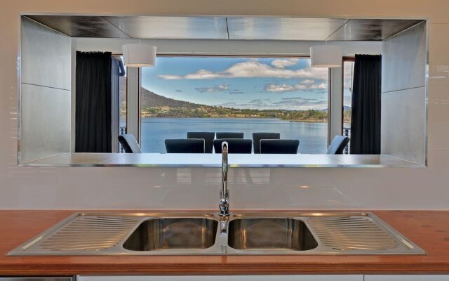 Amazing Unique Five-Star Waterfront Retreat
