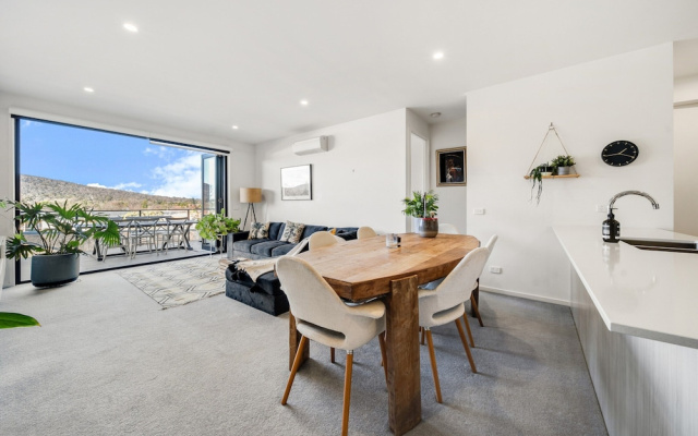 Mountain View City Center Apartment With BBQ – Guest Rooms – Braddon