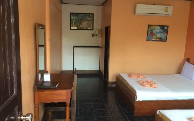 Baan Talay Guesthouse & Dormitory