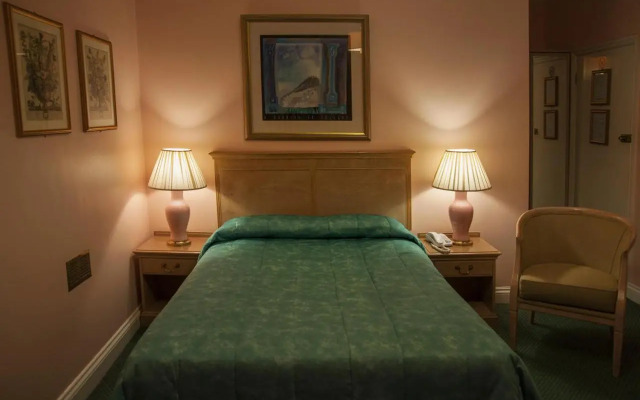 Her Majesty Hotel