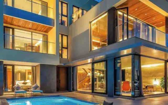 5BR Luxury Villa: Elite Services & Privacy