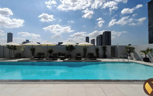 5 Mins Circle mal & 12 Mins Emirates Mal