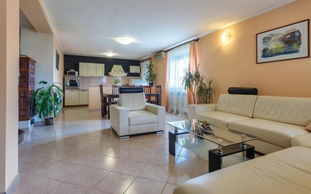 Beautiful Home in Sisan With Wifi and 5 Bedrooms