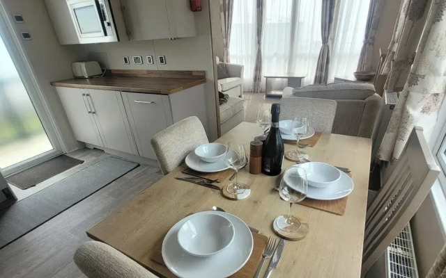 Beachside Holiday Retreat - Sleeps 6 & Parking