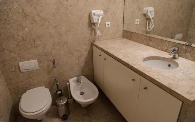 Classy 2BDR Apartment in Downtown by LovelyStay