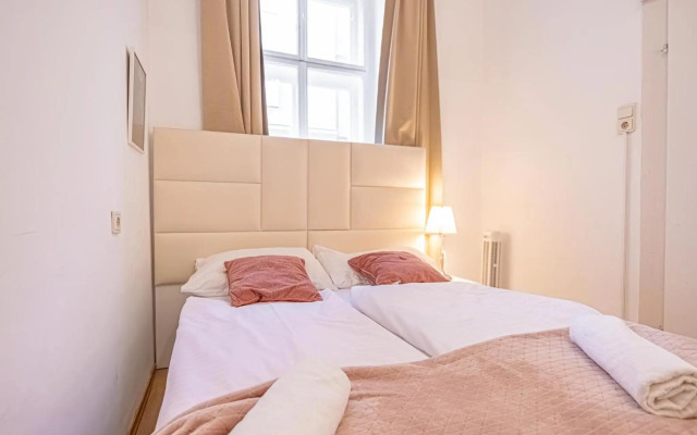 Comfortable 2BR Apt. Central and Well Connected