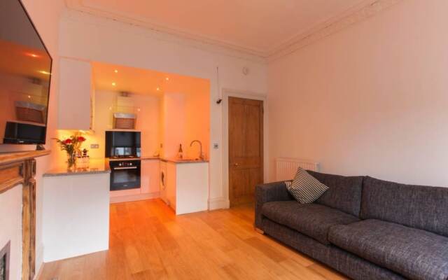 2 Bedroom Apartment Near Edinburgh Castle