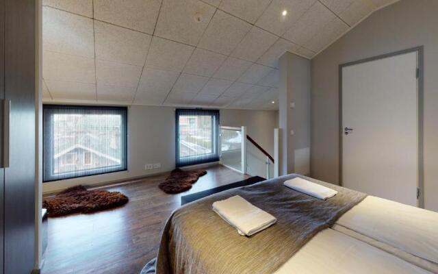 Sandy Kelt, Irish House Apartments