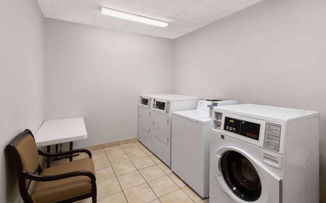 La Quinta Inn & Suites by Wyndham Deer Park