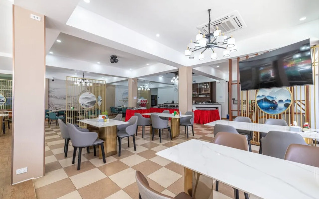 Meet Holiday Hotel