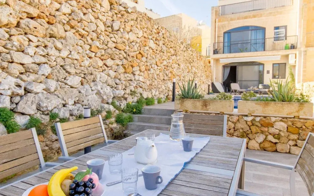 Siku Gozitan House With Pool hot tub