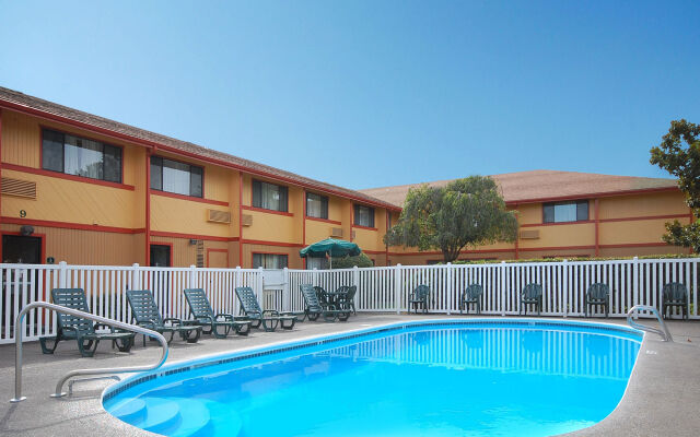 Quality Inn & Suites Medford Airport