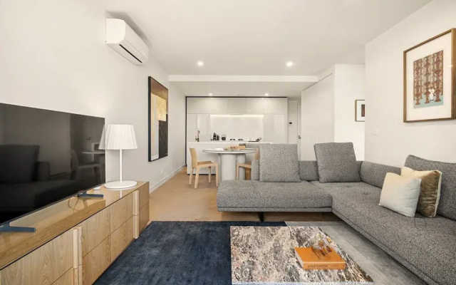 Bright 2-bed Apartment in Fitzroy's Heart