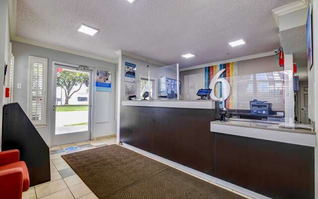 Studio 6 Arlington, TX - South - Dallas