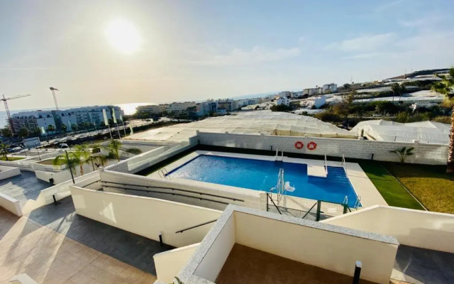 Nuevo y Moderno apartamento con piscina