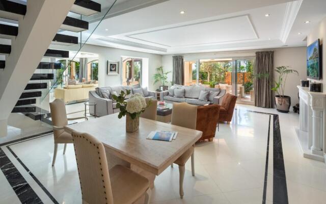 Cubo's Luxury Beach Front Duplex Puerto Banús