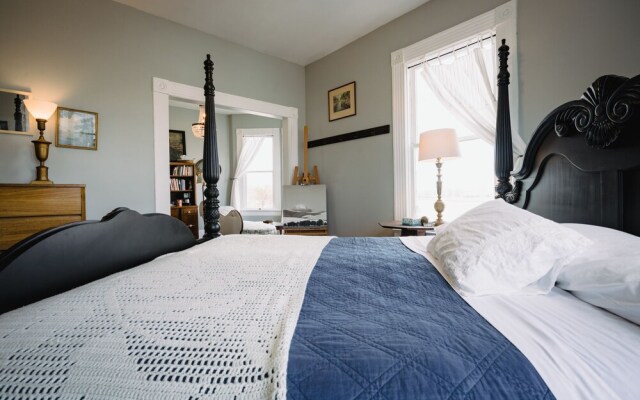 The Gilded Drifter Inn