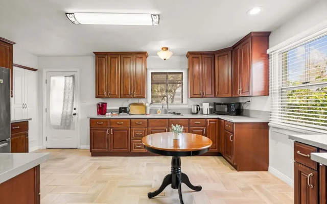 Spacious Retreat w Large Kitchen Outdoor Patio