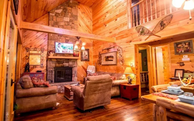 Breathless Cabin Includes Free Wifi, Parking Onsite, Private Hot Tub, and BBQ by Redawning