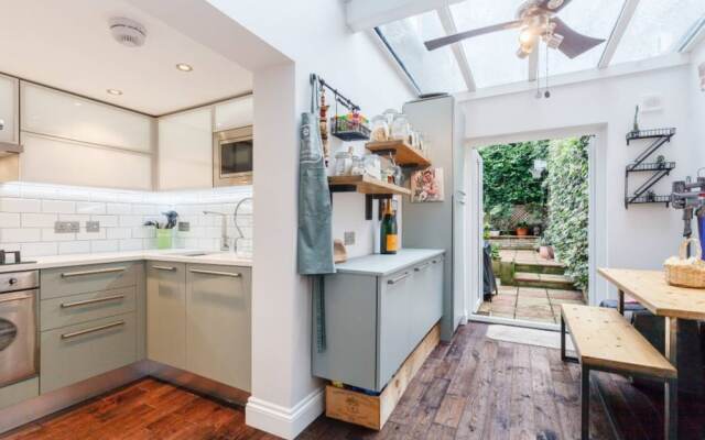 Stylish 2 Bedroom Flat With Large Garden