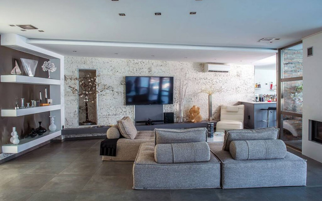 Amazing 4 bedroom villa very close to the beach