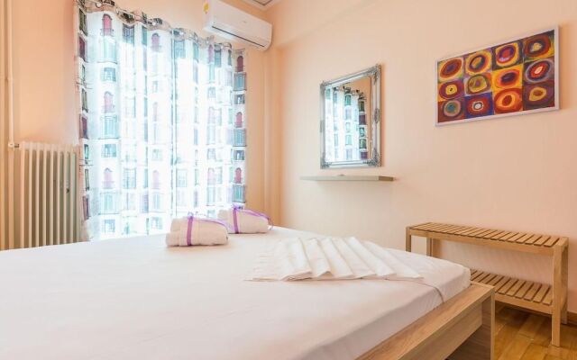 Comfy Kerameikos Apartment by Cloudkeys