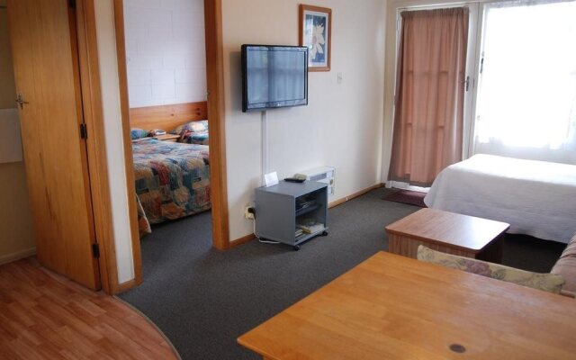 Manhattan Lodge Motel