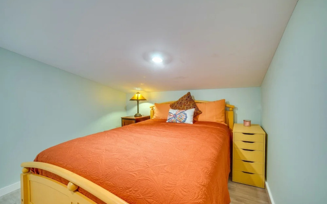 Bellevue Abode: Balcony, 13 Mi to Downtown Seattle