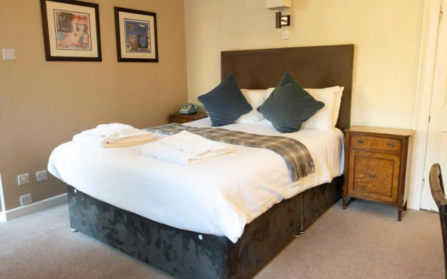 Norfolk Arms Hotel
