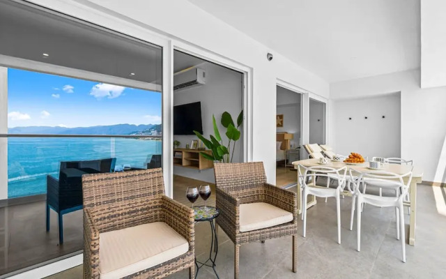 Stylish Beachfront 2BR - Balcony & Pools